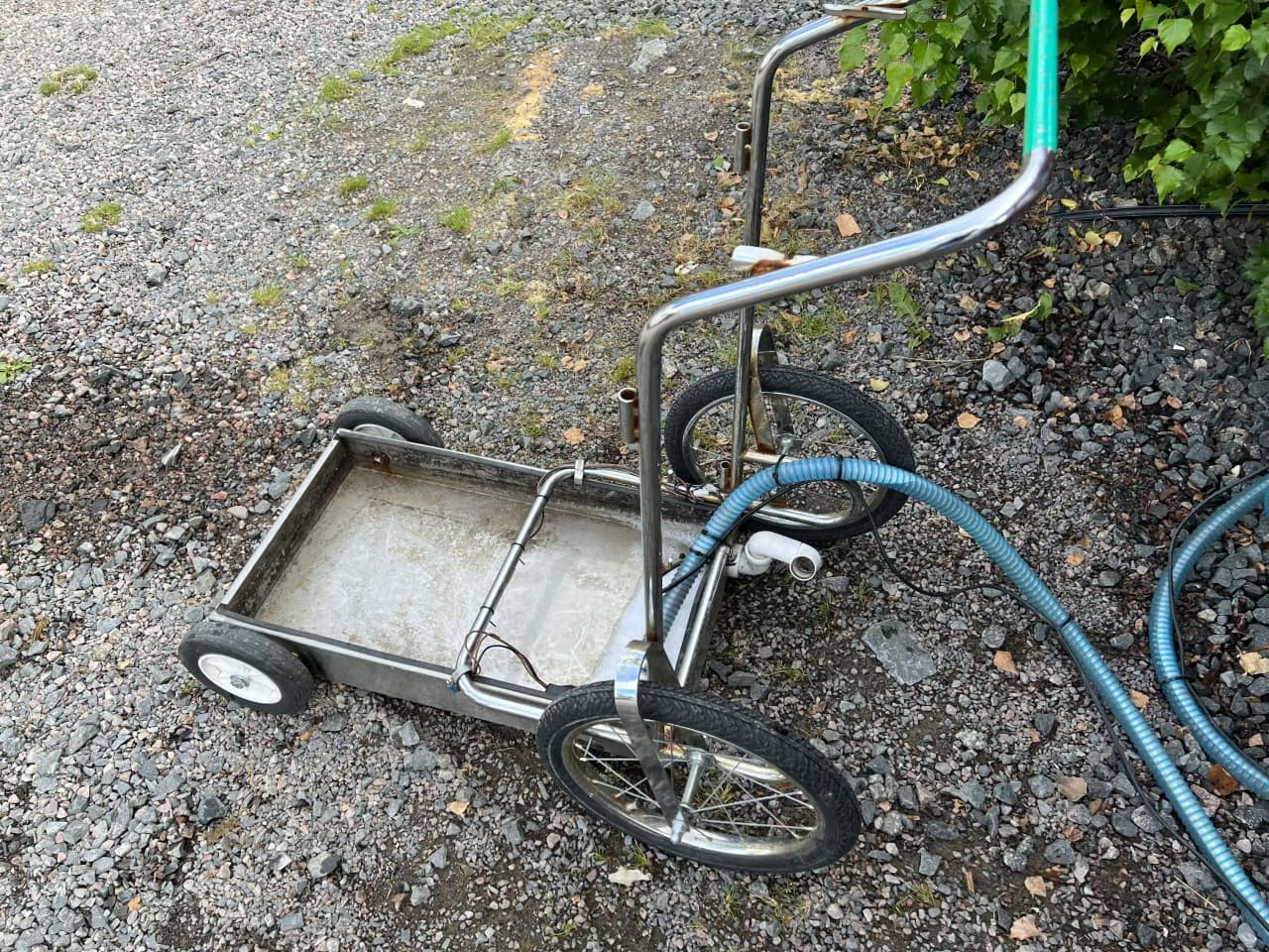 Bild på ett däck från ett campingfordon på Hargshamns camping, med fokus på däcket och dess slitbana. I bakgrunden skymtar campingområdet.