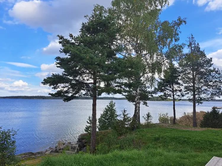 Upptäck ro och äventyr på Hargshamns Camping i Norra Roslagens vackra skärgård – där sommarminnen skapas!