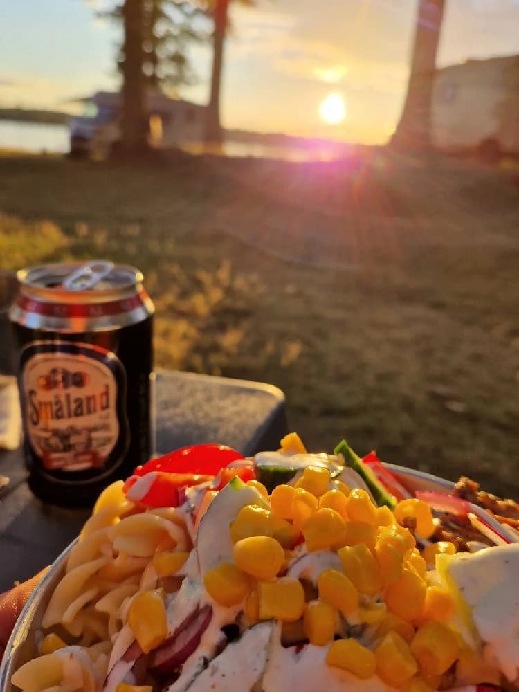 En nära bild på en färgglad och inbjudande sallad upplagd på ett snyggt porslin, omgiven av olika matingredienser och serverad som en del av en lunch på Hägern Bed & Nature.