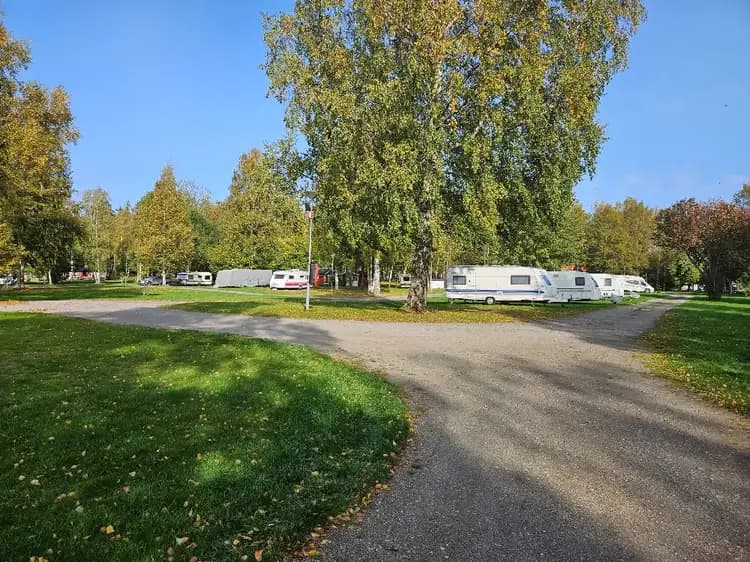 Upptäck lugnet på Gålö Havsbad – campingpärlan vid skärgårdens stränder, 3,5 mil söder om Stockholm. En plats för alla!