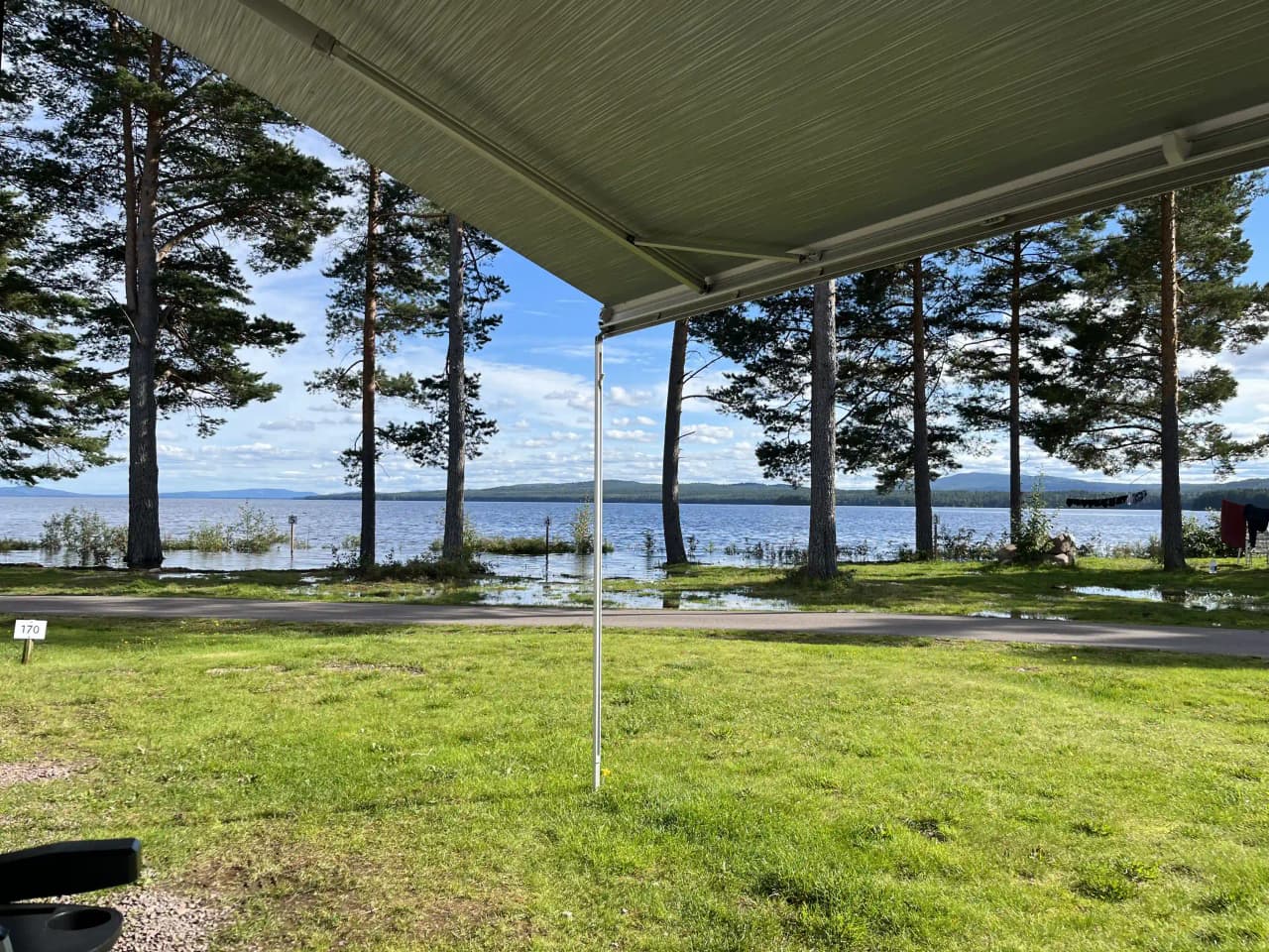 Vakna till fågelsång vid Siljans strand, njut av ro och äventyr på charmiga Caravan Club Sollerö Camping!