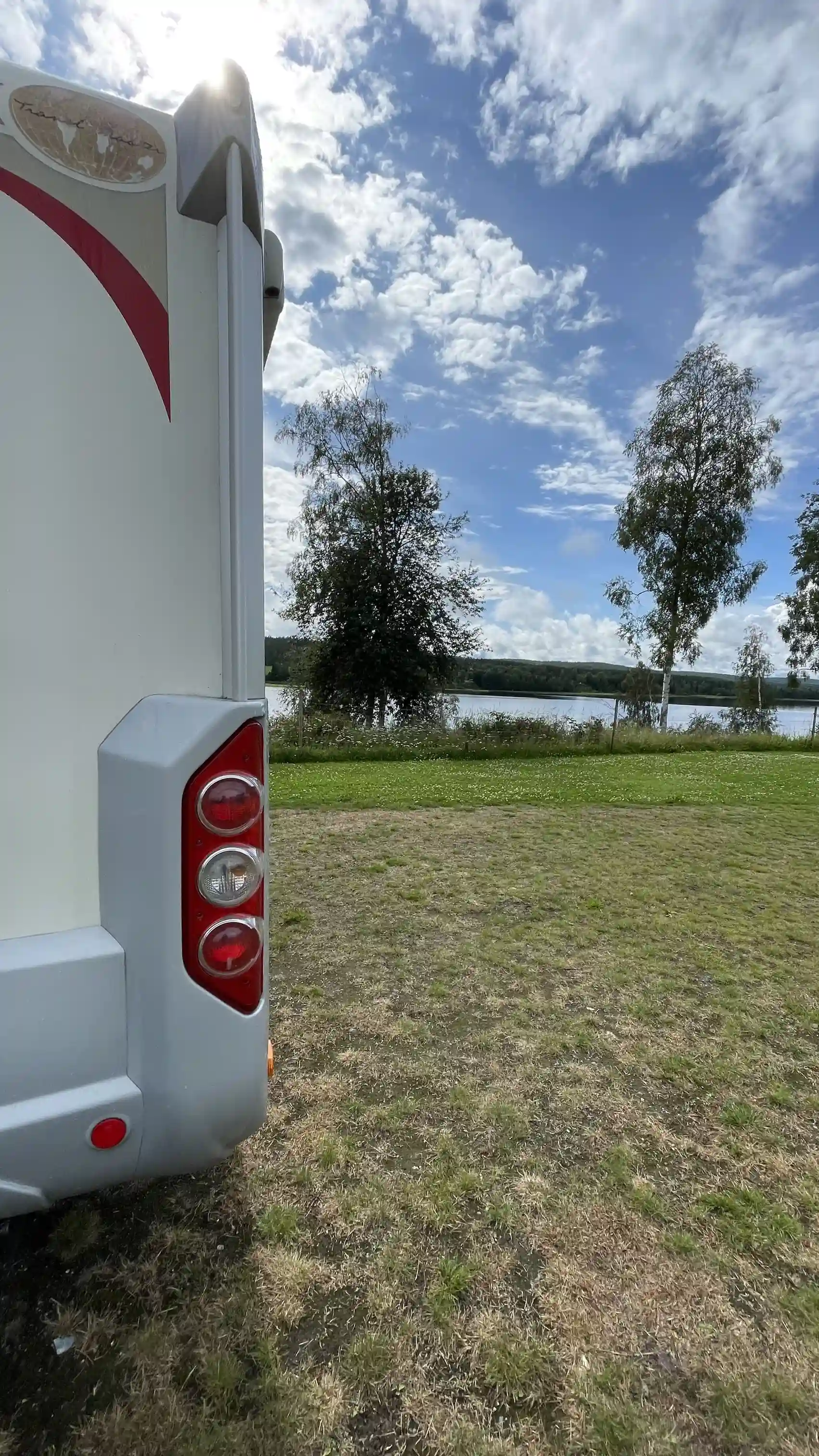 Gideå ställplats: En avkopplande oas mellan skog och sjö med moderna bekvämligheter och äventyr runt hörnet.