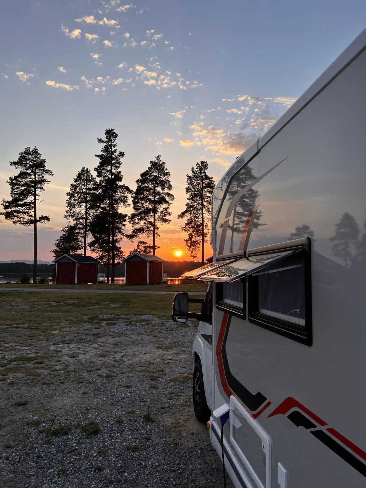 Utforska lugn, vilda äventyr och boende för alla vid Camp Igge, en pärla vid sjön nära Hudiksvall! 🏕️🌲