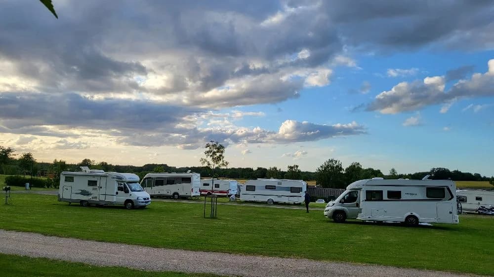 Oas av lugn och äventyr vid Tykarpsgrottans camping, nära natur och historisk kalkstensgrotta. Perfekt för familjer!