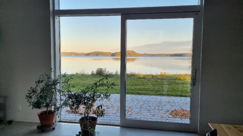 Bild på Sagaliden: havsutsikt med solbelyst kust, en vik med stilla vindar och klart dagsljus.