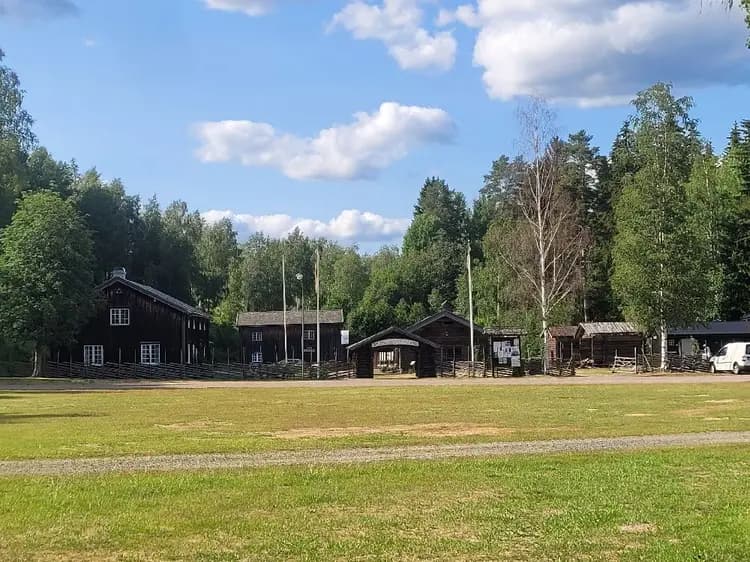 Upptäck Gräsmarks hembygdsgård: Natur, historia och gemenskap i hjärtat av Värmland. En plats för vila och äventyr!