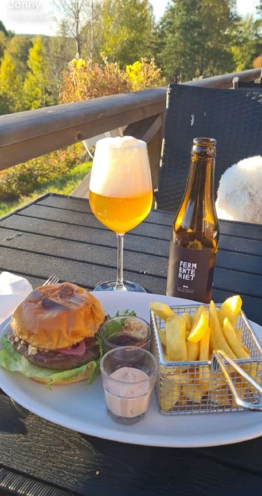 En välfylld matbord med ölglas, bestick, och tallrikar på Lufta Camping & Restaurang.