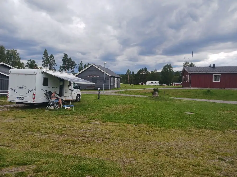 Upplev lugn vid glittrande Hotingsjön med stugor och camping. Perfekt året runt. Äventyr och avkoppling i harmoni!