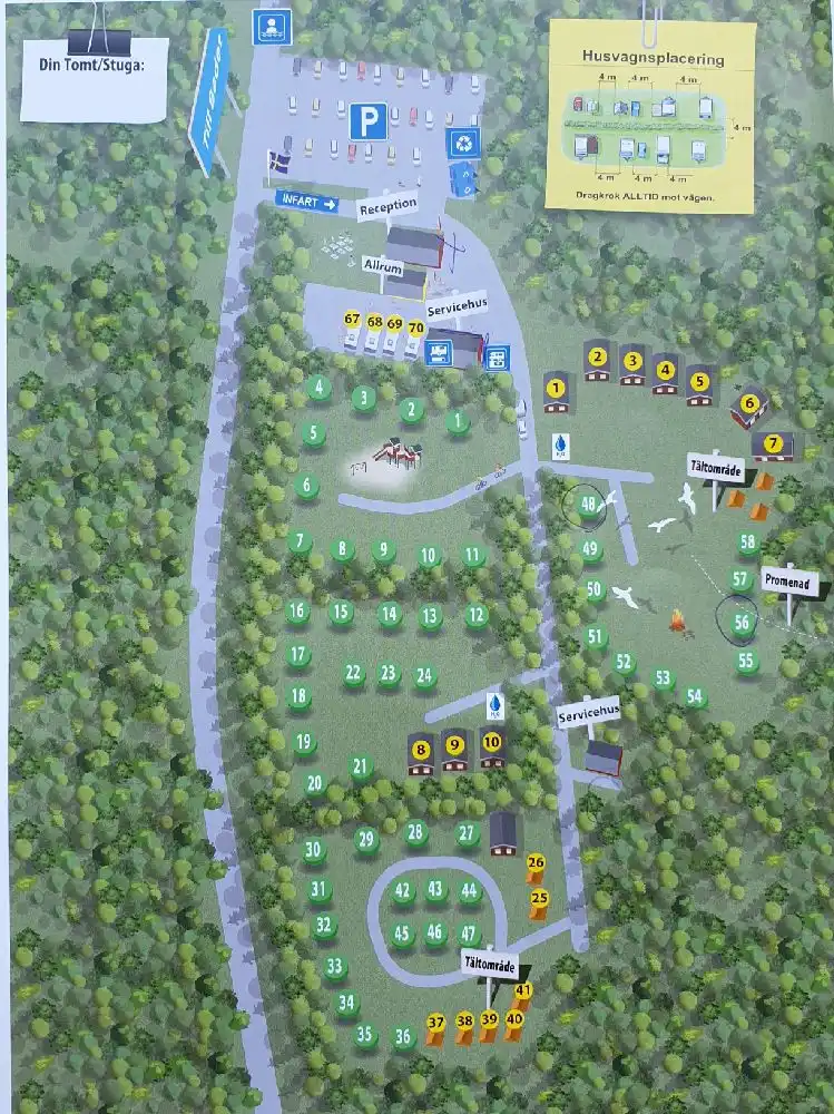 Bild av Habo Camping och Stugby, visar en grönskande parkmiljö med gräsområden och träd, idealiskt för utomhusaktiviteter och avkoppling.