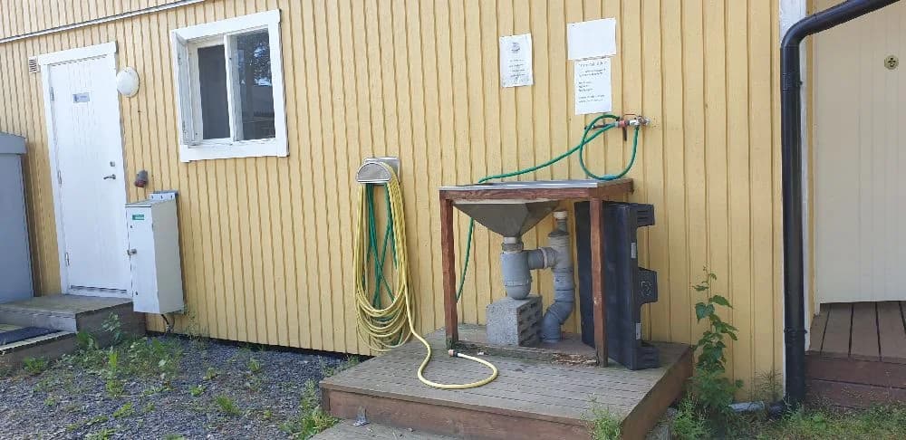 En modern campingmiljö med tekniska detaljer som kablar och rör, vilket antyder närheten till faciliteter eller maskiner, vilket kan bidra till en bekväm vistelse på Habo Camping och Stugby.