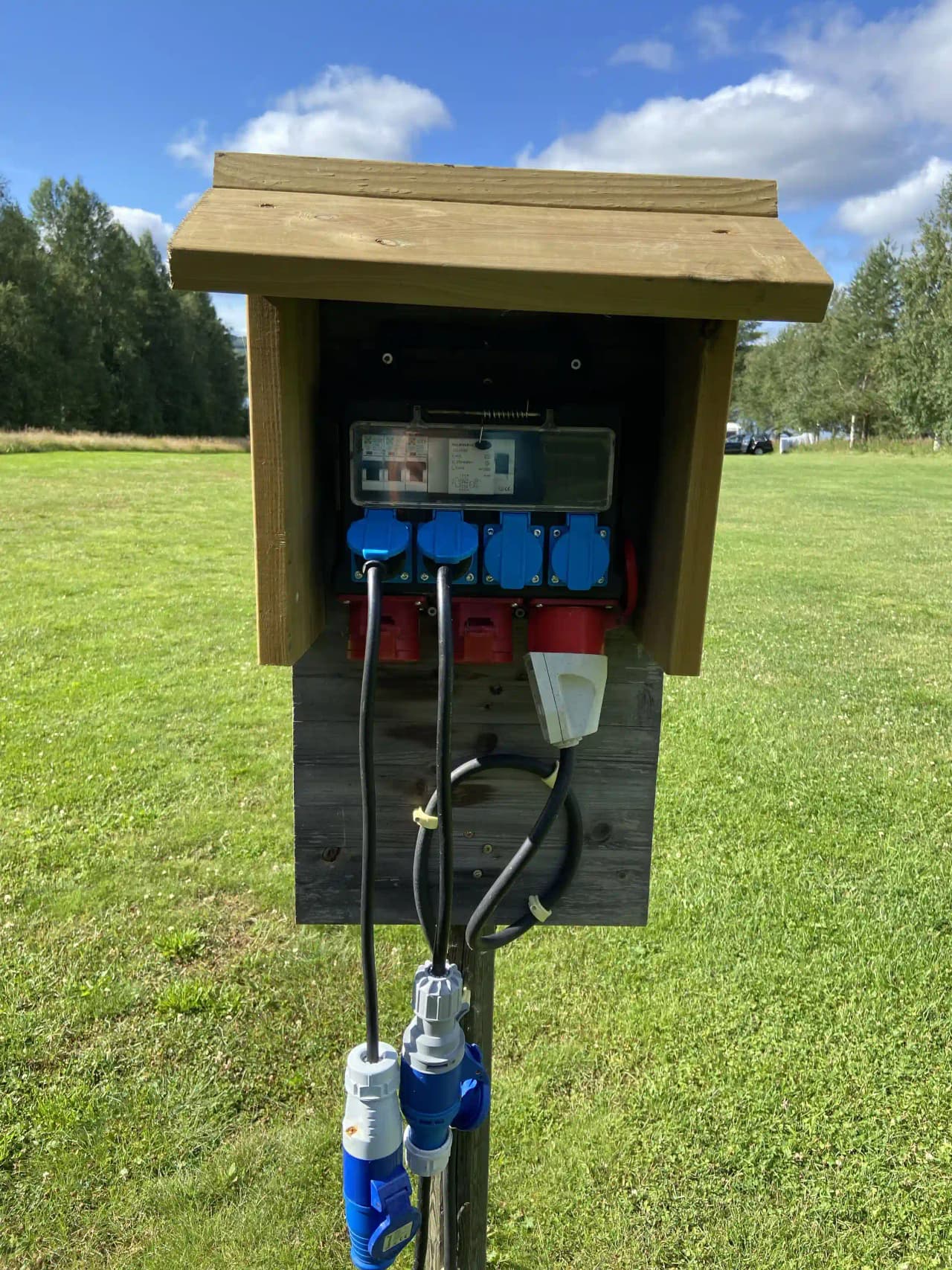 En maskin med cylindrisk form och elektriska kablar på en gräsmatta, ett inslag på besöksmålet Offroad Sweden.