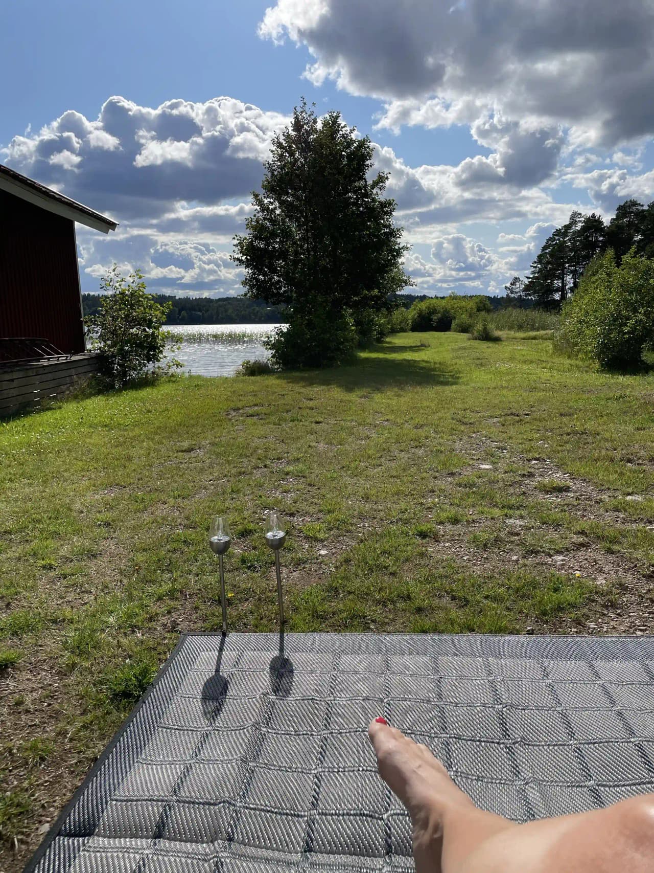 Upplev lugnet vid Stora Rödje – en naturskön oas vid Sommens strand för äventyr, avkoppling och historiska vyer.