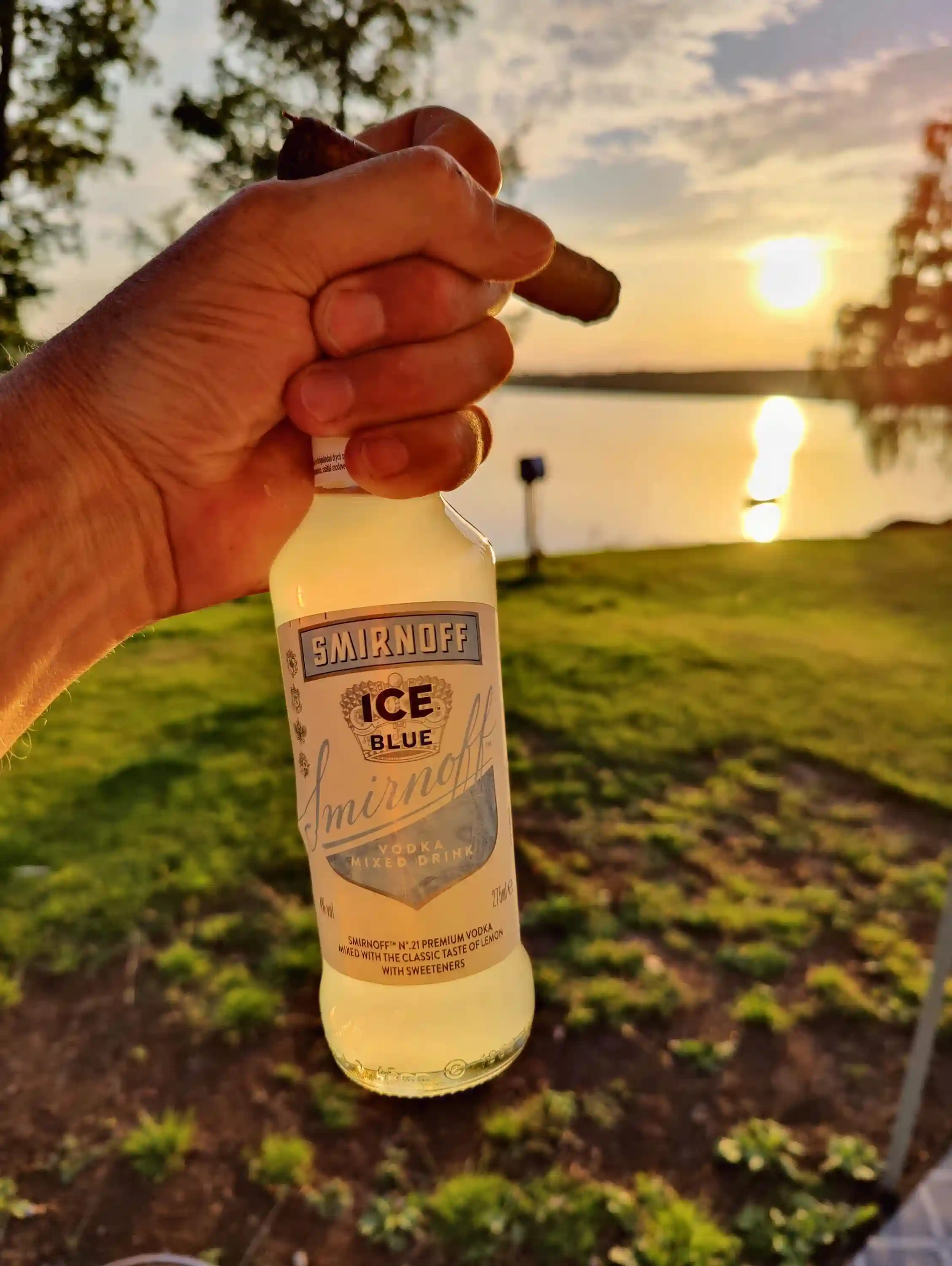 En samling av olika glasflaskor fyllda med alkoholhaltiga drycker uppställda på en bänk vid Säters camping, vilket ger en känsla av avkoppling och social samvaro i en naturskön miljö.