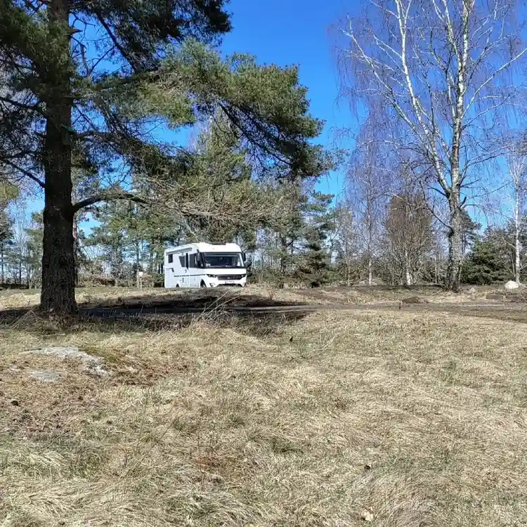 En bild av ett campingområde vid Stenrösets camping i Trollhättan, med flera husvagnar och mobila hem uppställda på rad.