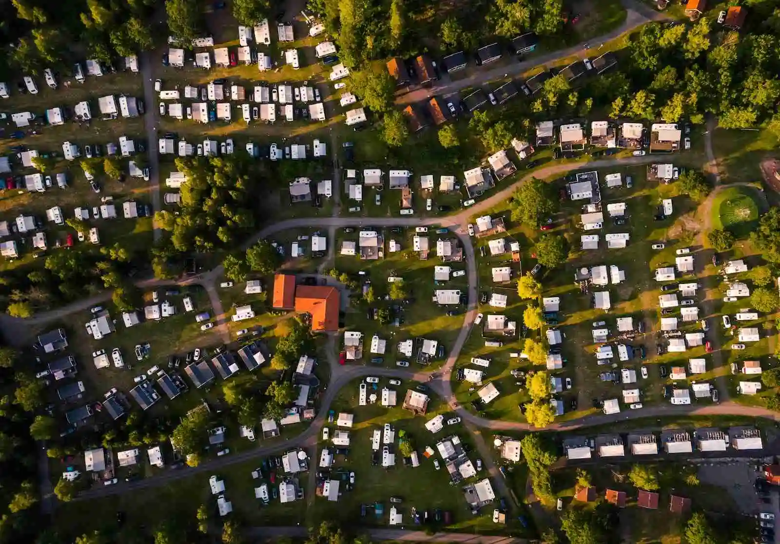 Upplev Västervik Resort: Avkoppling och äventyr för alla i Smålands vackra natur, med matupplevelser och toppfaciliteter.