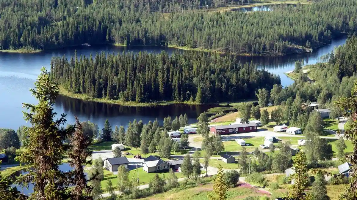 Natursköna Rörvattnets FiskeCamp: En fridfull reträtt för fiske, vandring och avkoppling mitt i svensk vildmark.