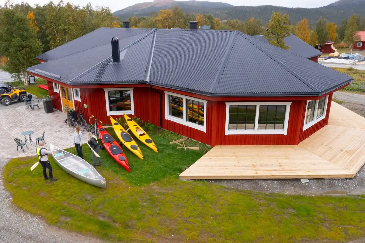 Upplev fjällens magi och ro året om på Camp Kittelfjäll – natur, äventyr och komfort i hjärtat av Sagavägen.