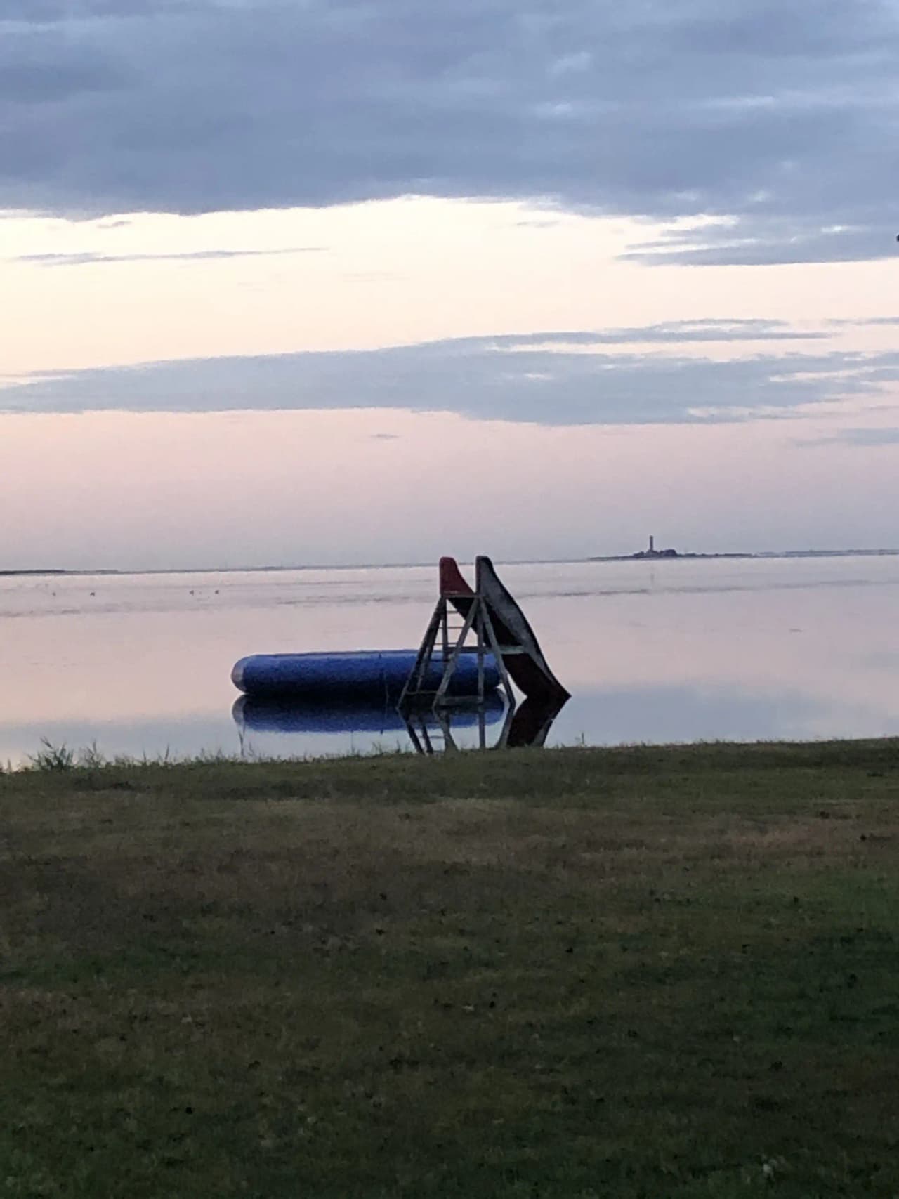 En blå kväll vid Skeppeviks camping med vy över havet och kusten, perfekt för en avkopplande strandsemester.