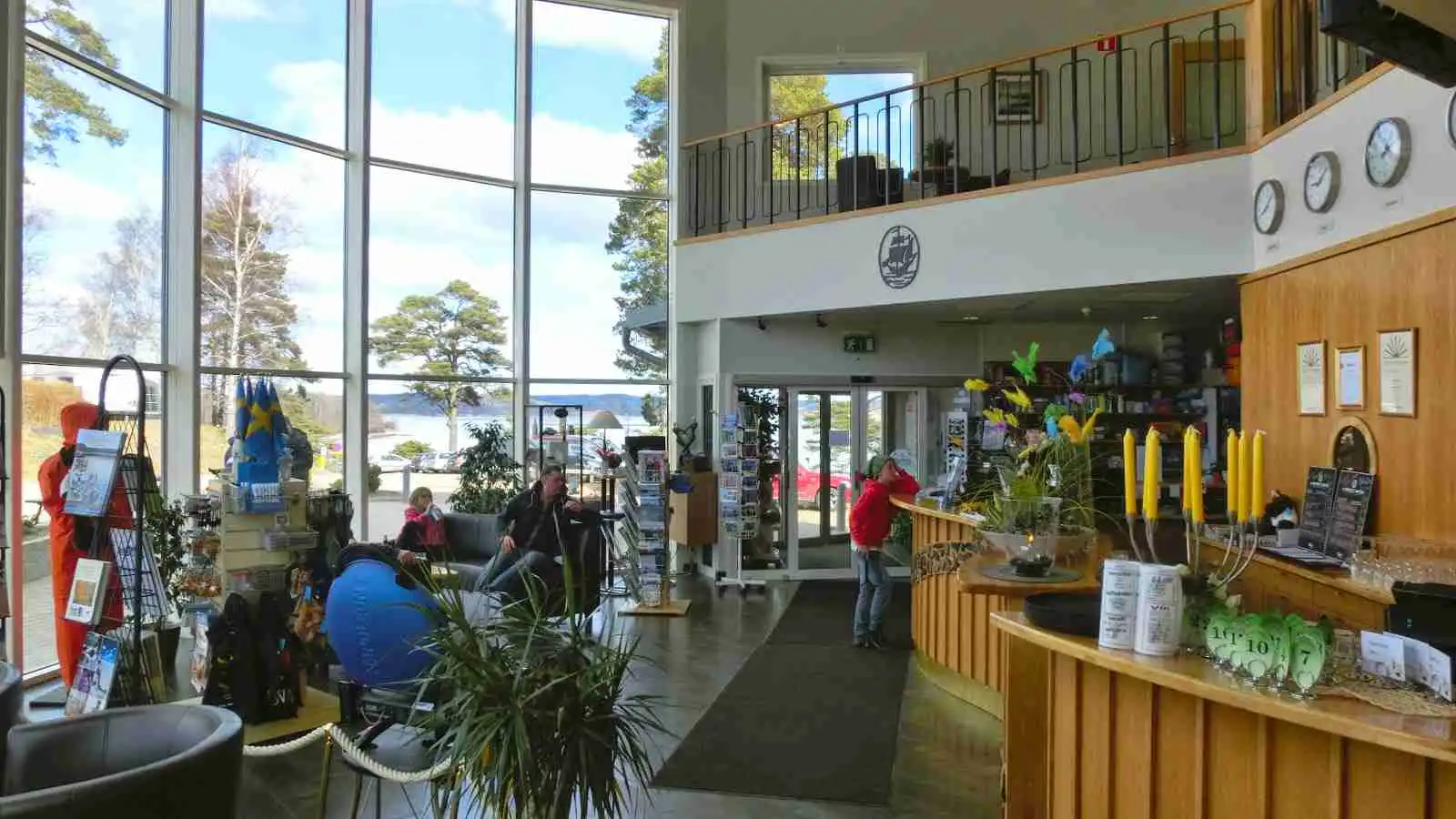 En utomhusmiljö vid Hafsten Resort & Camping med en trappa som leder upp till en byggnad. Byggnaden påminner om en huvudbyggnad eller värdshus, omgiven av grönska.