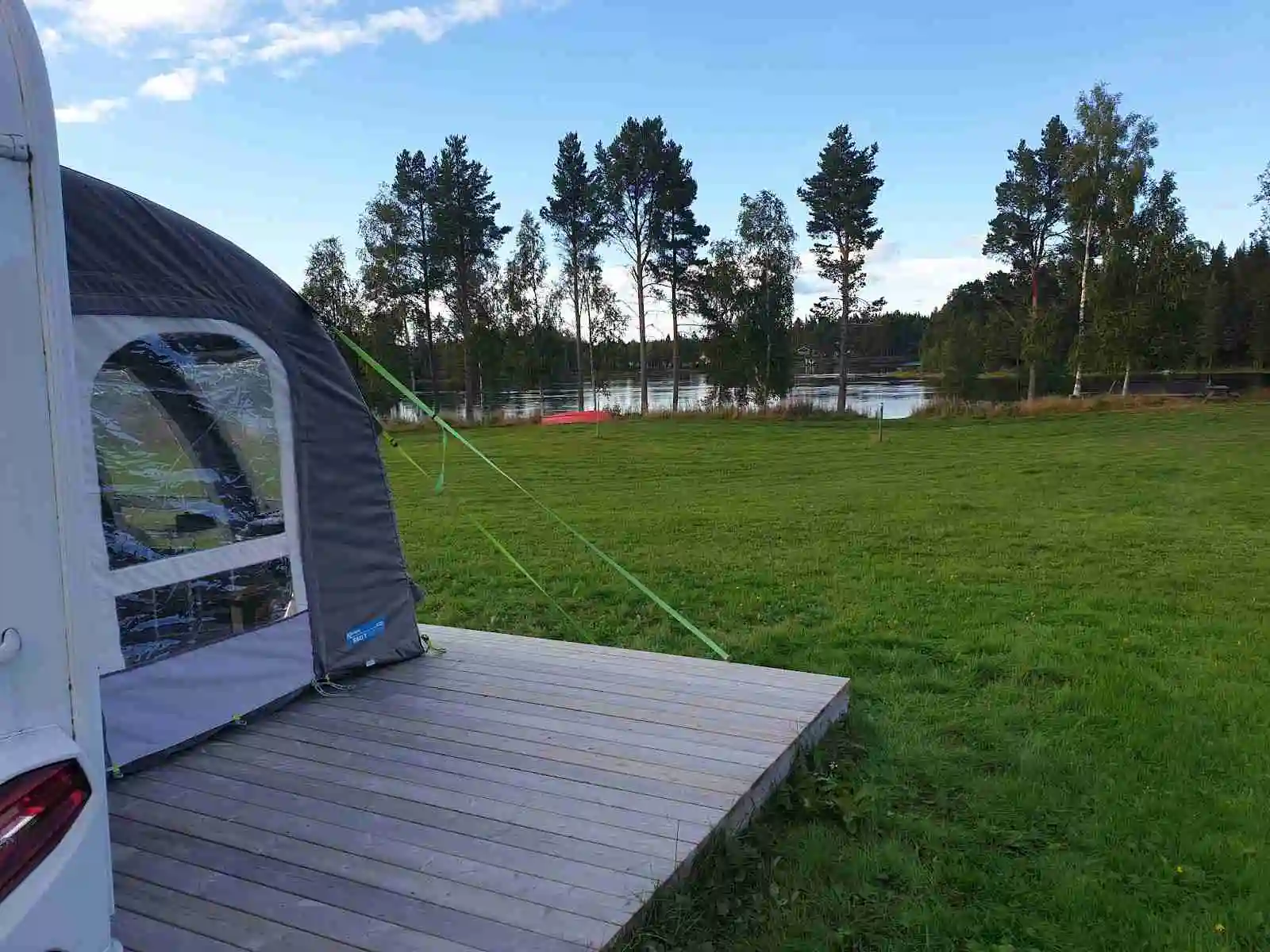 En campingplats vid Kvissleströmmens fiskecamping med tält uppsatta under träden som ger skugga.