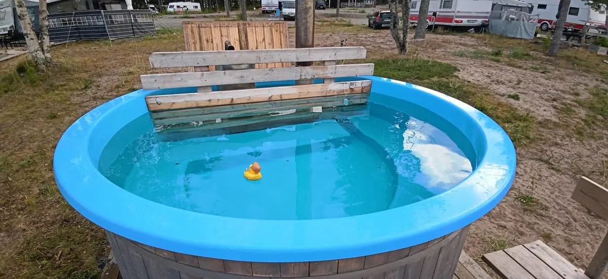 En plastpool och en bakgårdsmiljö vid Rörbäcks camping och havsbad.