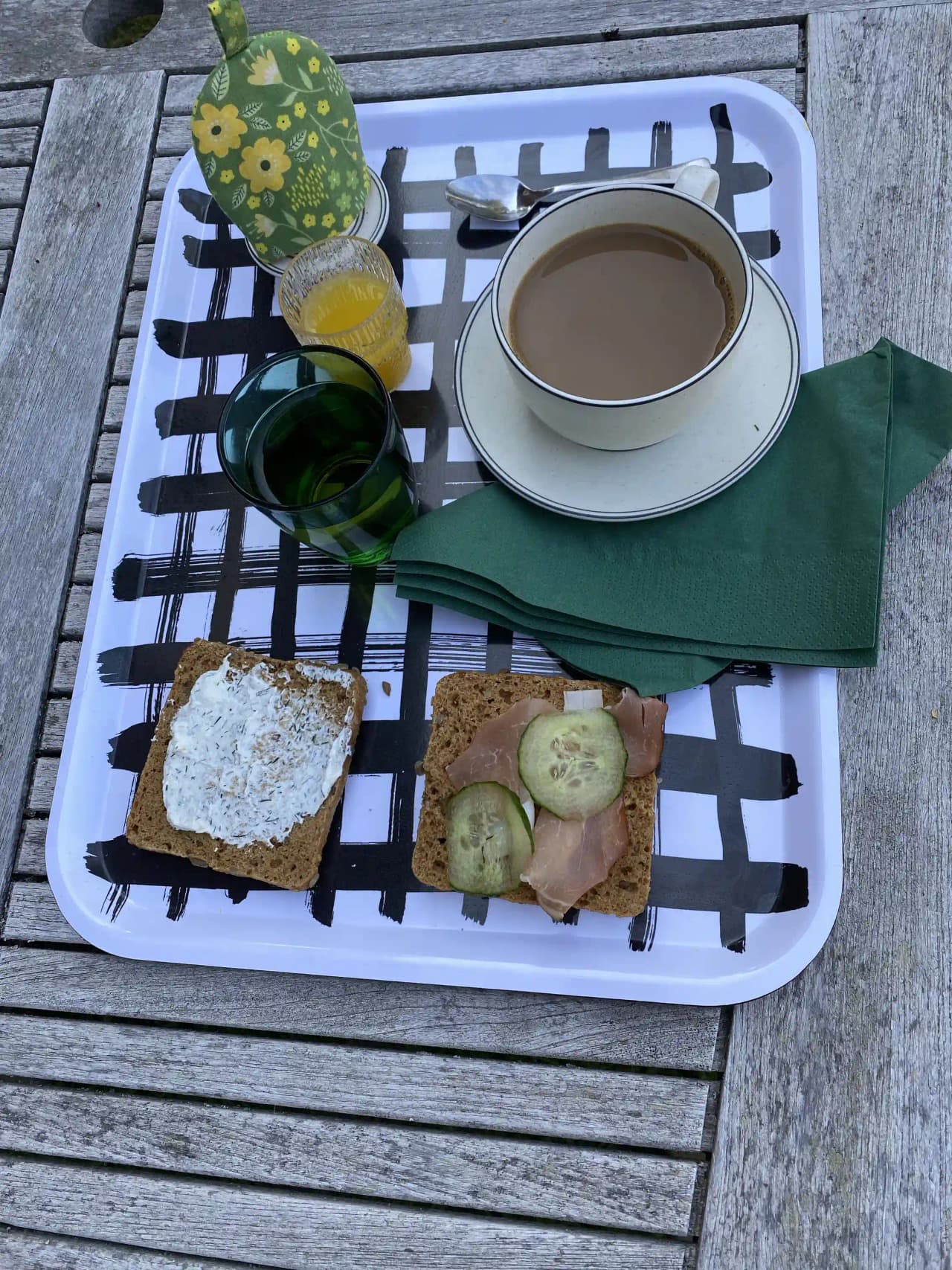 En inbjudande buffé med olika rätter och tillbehör är upplagd på ett bord. Det finns tallrikar, bestick och serveringsfat framdukat, vilket skapar en inbjudande och gemytlig atmosfär på Kungsgården Långvind.