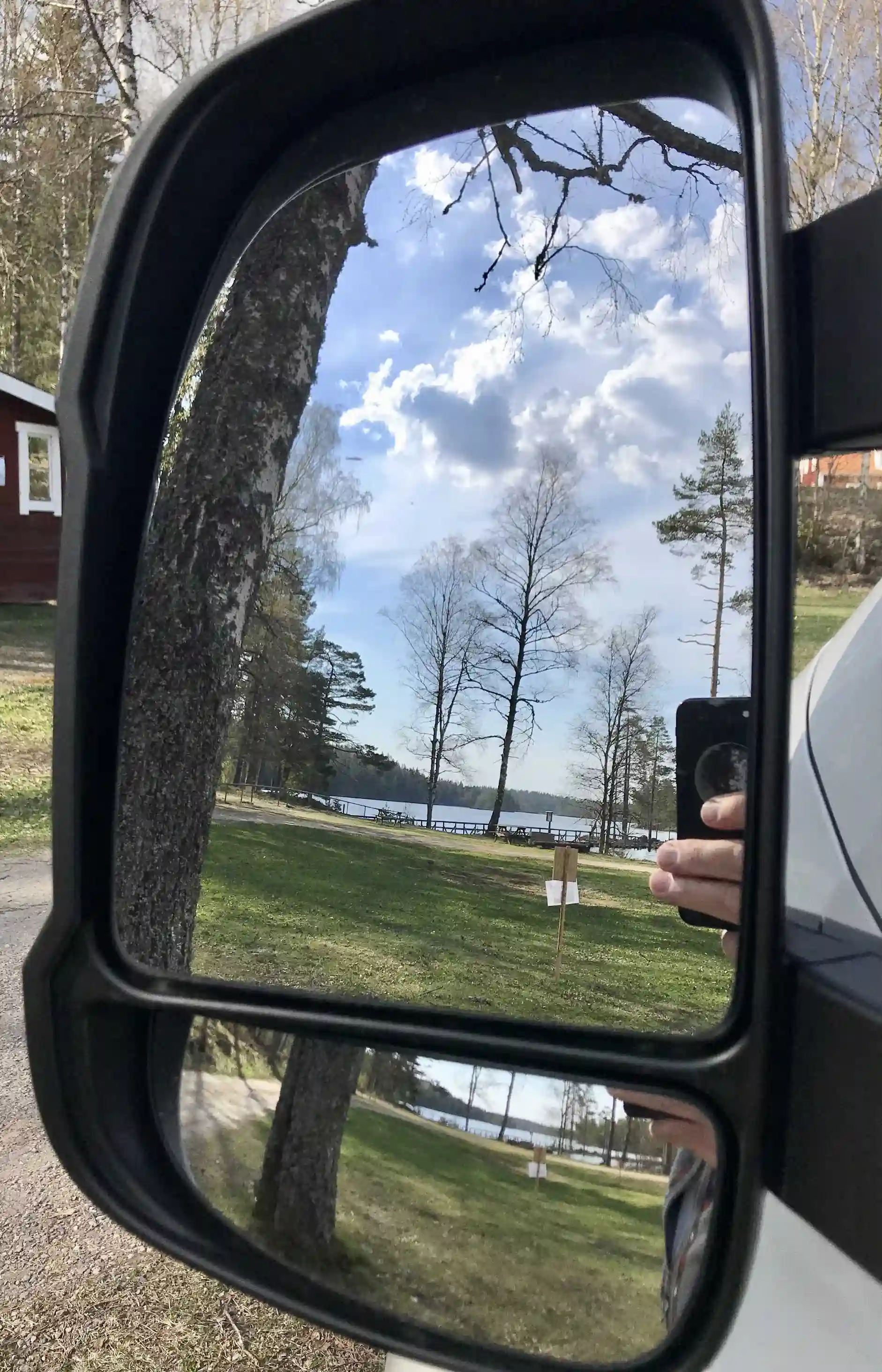 En närbild av en bils sidospegel som reflekterar omgivningen vid Pankoviken i Kloten.