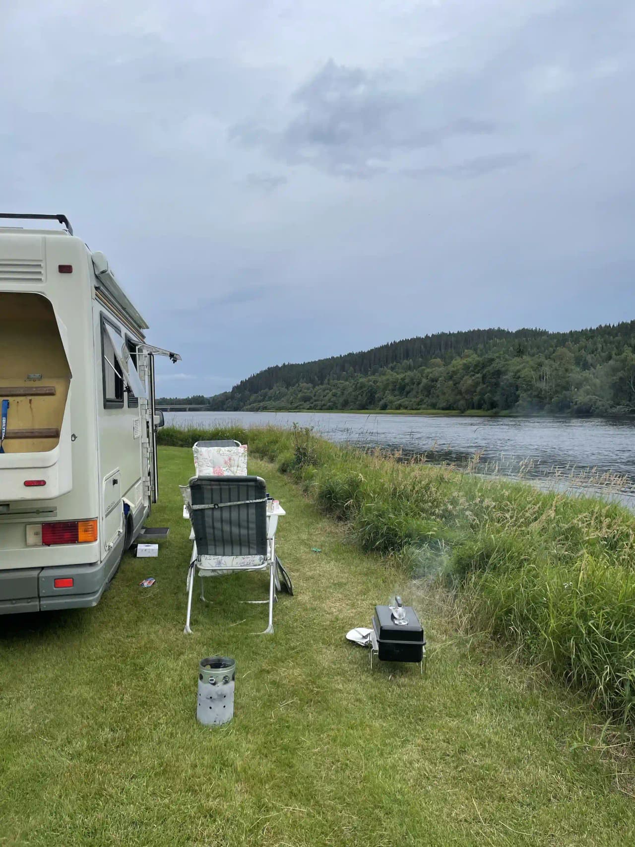 Alt-text: "Campingplats med husvagnar och husbilar parkerade i grönskande omgivning på Värnäs camping."