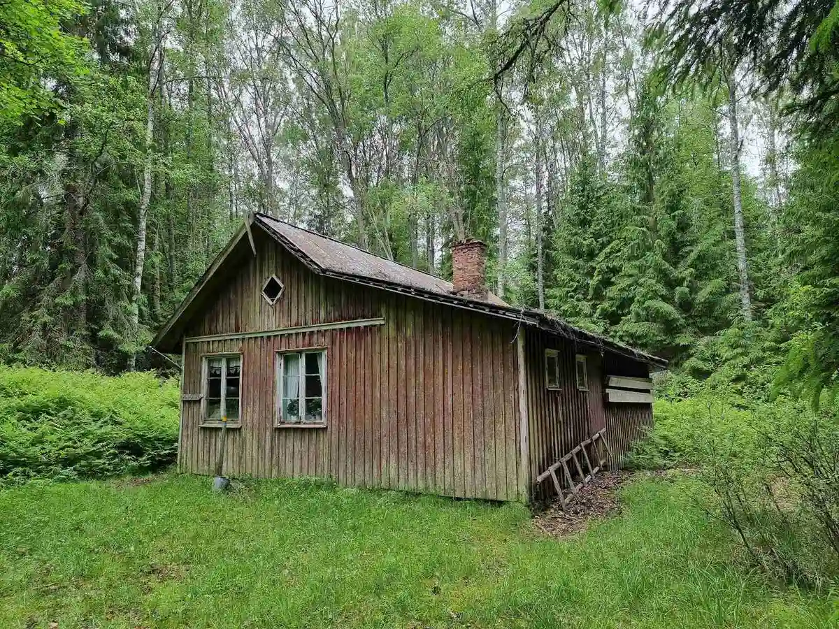 Utforska Elovsbyn: Husbilar, tält och kanoter vid sjöar i magisk natur. Äventyr och avkoppling väntar!
