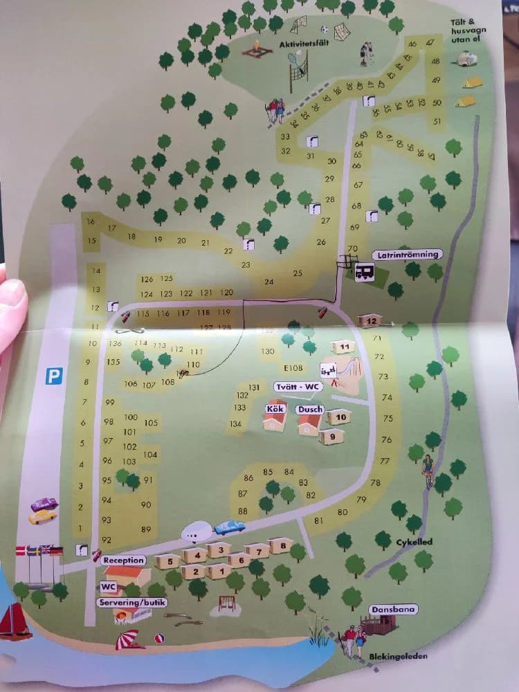 En detaljerad karta över Järnaviks camping med markerade campingplatser, faciliteter och stigar, vilket underlättar för besökare att hitta och planera sin vistelse.