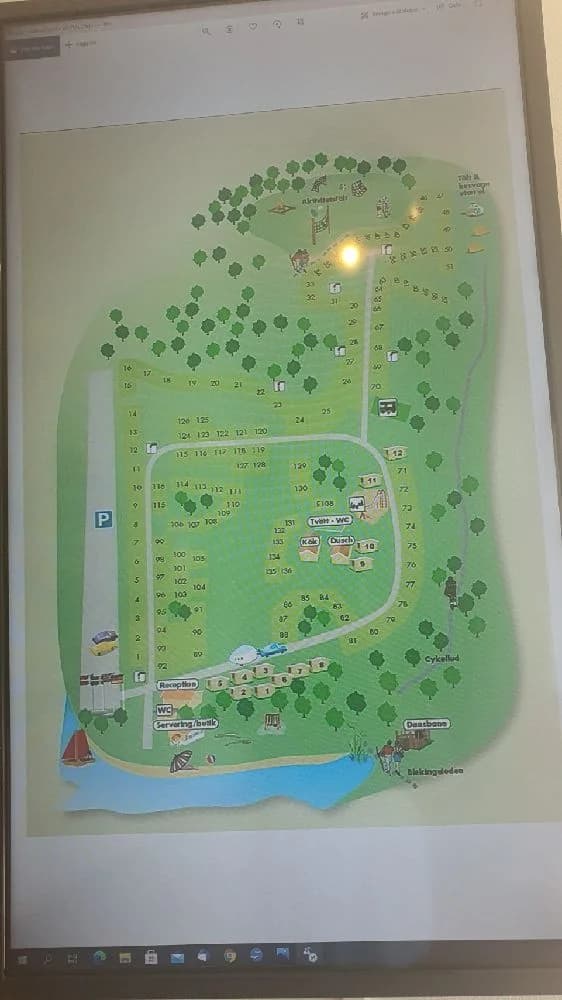 Karta över Järnaviks camping med utmärkta platser, stigar och parkeringsområden.