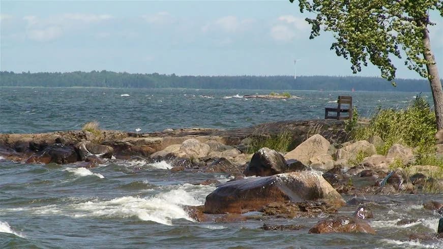 En naturskön vy över en vattenmassa vid en klippig kust vid Askeviks camping & stugor, med omgivande natur och landskap.