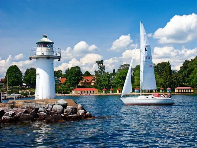Upplev lugnet vid Vättern: Breviks Camping bjuder på natur, komfort och magiska vyer i en gemytlig miljö.