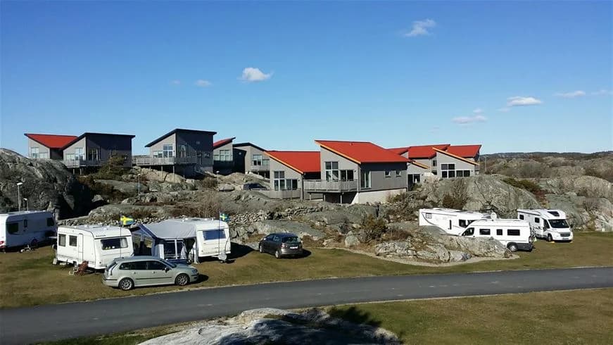 En vy över havet med klippor i förgrunden vid Skärhamn, med ett lugnt och klart vatten som sträcker sig ut mot horisonten.