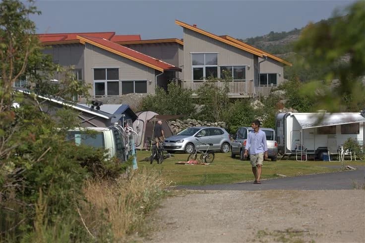 En semesterhusbil är parkerad vid kustnära omgivningar vid Hav & Logi Skärhamn.