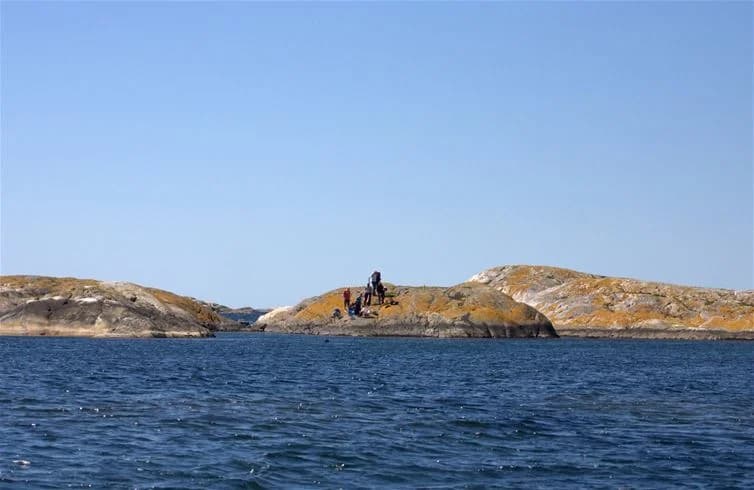 En vy över kustlandskapet vid Hav & Logi Skärhamn, med utsikt över havet och kringliggande öar, skär och kuster.