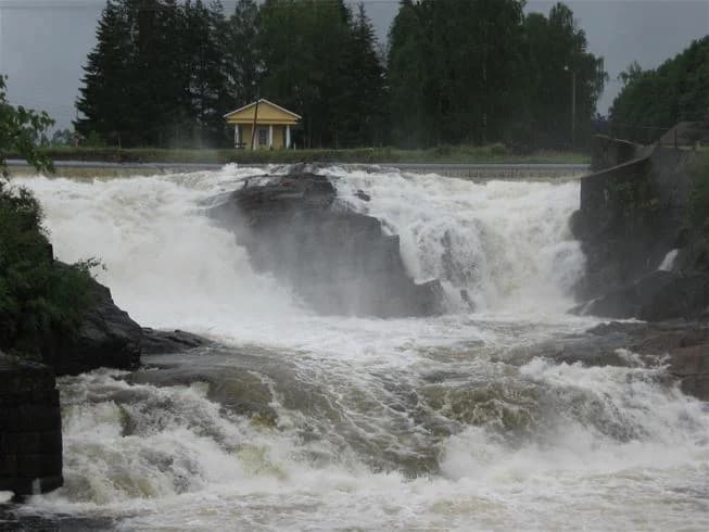 En forsande bäck omgiven av grönskande natur vid Storängens camping.