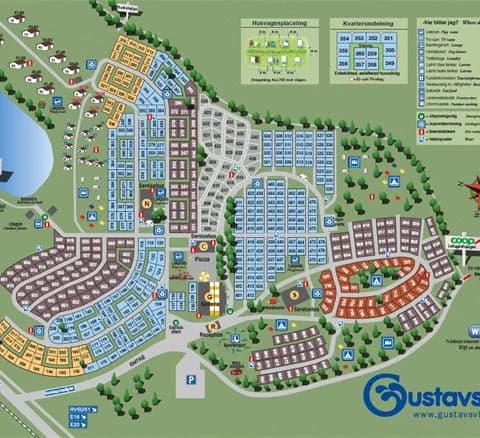 Personer som njuter av semestern på Gustavsvik Resort, omgivna av vattenrutschbanor och lekattraktioner i en solig vattenpark. Flera har badkläder på sig och trivs i skuggan av omgivande träd.