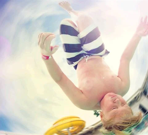 En grupp människor som njuter av sin tid vid en vattenpark på Gustavsvik Resort, glada ansikten och avslappnad atmosfär i solskenet.