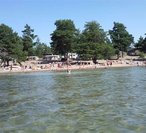 Upptäck Hallmare Havsbad: skärgårdens idyll med sandstränder, äventyr och naturnära boende för hela familjen!