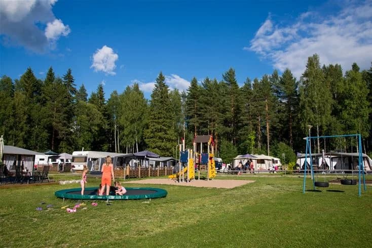 Karta över Sandaholm Restaurang & Camping som visar ett grönt rekreationsområde med träd, tält och gräsmattor för avkoppling och nöje.
