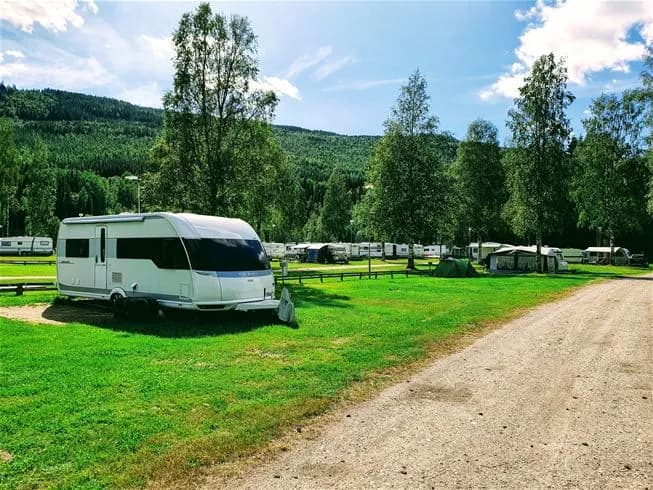 Äventyr och lugn möts i natursköna Sysslebäck – din oas för äkta vildmarksupplevelser i Värmland! 