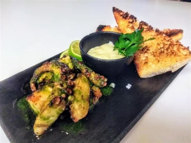 En färgglad tallrik med olika ingredienser och grönsaker ligger på ett bord, troligen förberett för en måltid eller matlagning på Lundegård Camping & Stugby.