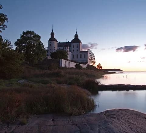 Charmig oas vid Vänern för tält, husbilar och trädträd: njut av natur, gemenskap och hundvänliga äventyr på Läckö Strand Camping.