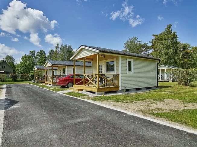 En rad cyklar parkerade på en cykelställ vid Sudersand Resort.
