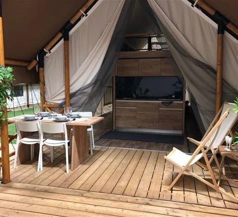 Bild av en träbyggnad vid Gålö havsbad, med tydliga plankor och timmer som ger en rustik känsla. Byggnaden verkar vara en liten stuga eller trädgårdshus, omgiven av natur, vilket förstärker platsens naturnära atmosfär.