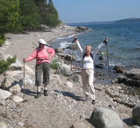 En klippig kustlinje vid Gålö Havsbad med steniga stränder och vildmark i bakgrunden, perfekt för utomhusaktiviteter och avkoppling vid havet.