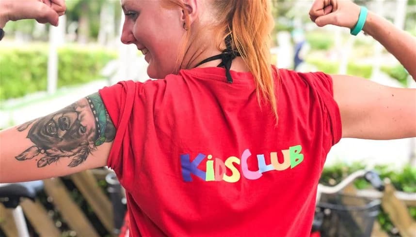 En grupp glada personer klädda i T-shirts och solglasögon ler och ger tummen upp, vilket skapar en känsla av glädje och gemenskap på Charlottenberg camping & stugor - Haganäset.