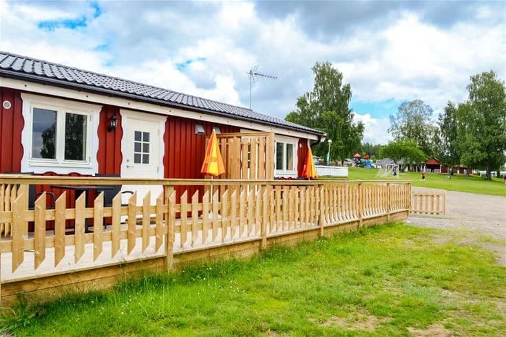 En grönskande campingplats med stugor, omgiven av natur, vid Charlottenberg camping & stugor - Haganäset.