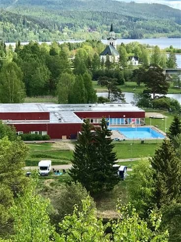 En bild av en simhall på Stöde Camping, där människor njuter av fritidsaktiviteter i vattnet.